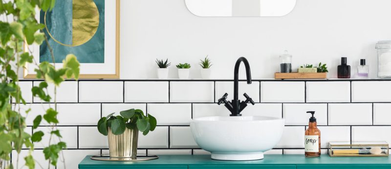 استراتيجيات فعالة لتخزين الحمامات الصغيرة مهما كانت المساحة