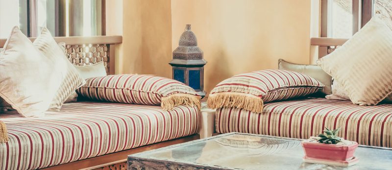 كل ما تحتاج معرفته عن المجالس المغربية في الإمارات