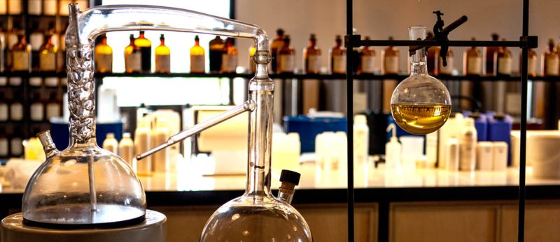 عطور عجمان: نظرة على أبرز مصانع العطور بالإمارة