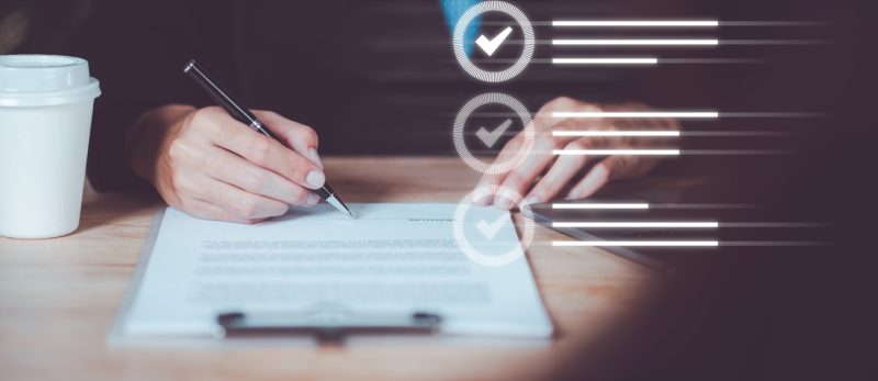تصديق عقد تجاري في الإمارات: تجنب الأخطاء الشائعة