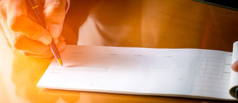 كل ما تحتاج معرفته عن قضايا الشيكات المرتجعة في الإمارات