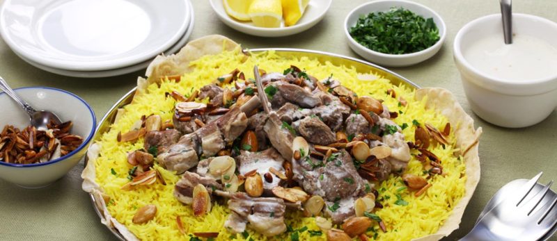 دليل مطاعم المنسف في أبوظبي: تجارب طعام أصيلة ومميزة