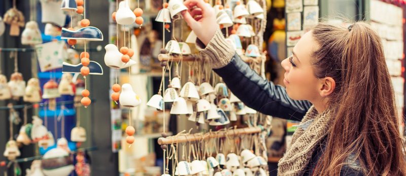 هدايا تذكارية في أبوظبي: كنوز تستحق الاقتناء