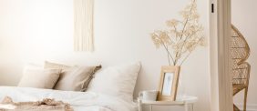 تزيين طاولة السرير: أحدث الاتجاهات في عالم الديكور