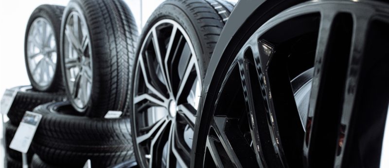 كل ما تحتاج معرفته عن متاجر إطارات السيارات في أبوظبي