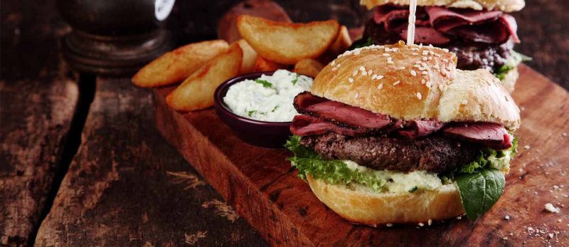 أسرار مطاعم الفلاح في أبوظبي: لماذا يحبها السكان المحليون والزوار؟