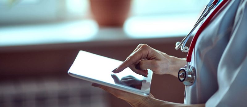 تطبيقات الصحة الذكية: كل ما تحتاج معرفته عن الخدمات الطبية الرقمية في الإمارات