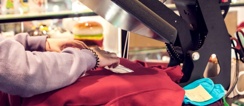 طباعة على الملابس في الإمارات: الجودة والأسعار المنافسة