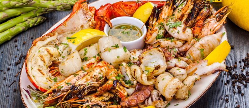 استمتع بأشهى الأطباق في مطاعم المأكولات البحرية في جميرا