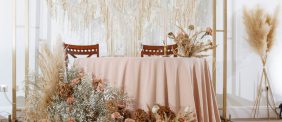 أسرار تزيين طاولات استقبال العروسين لخلق أجواء رومانسية