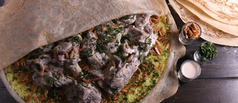 هل تبحث عن أروع مطعم منسف في الشارقة؟ إليك اختياراتنا
