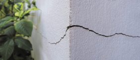 تشققات الجدران: متى يجب أن تقلق وما هي الحلول المتاحة؟