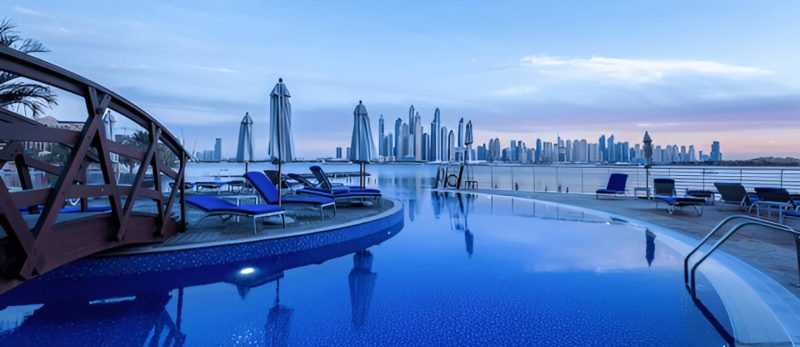 رفاهية لا تضاهى: عروض فنادق دبي مع مسبح خاص
