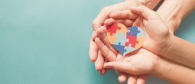 مرض التوحد: تحديات وحلول مبتكرة لتحسين نوعية حياة الأطفال والعائلات