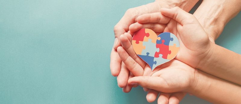 مرض التوحد: تحديات وحلول مبتكرة لتحسين نوعية حياة الأطفال والعائلات