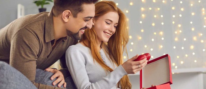 أحدث أفكار هدايا عيد الزواج: للرجال والنساء