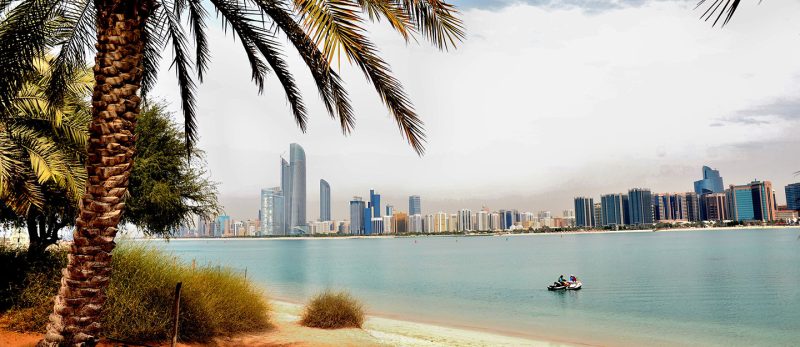 نكهات عالمية في مطاعم كورنيش أبوظبي: رحلة مذاق فريدة