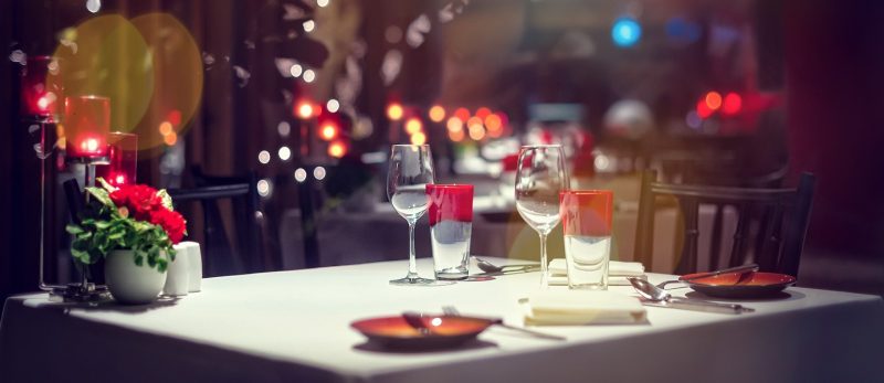 مطاعم رومانسية في الشارقة: اكتشف سحر الطعام والحب