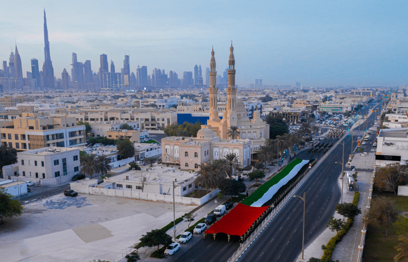 نجاح مسيرة الاتحاد دبي: التزام بالسلامة وروح وطنية متألقة