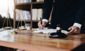 توازنات قضايا العمل في الإمارات: فهم القانون والتعامل مع النزاعات