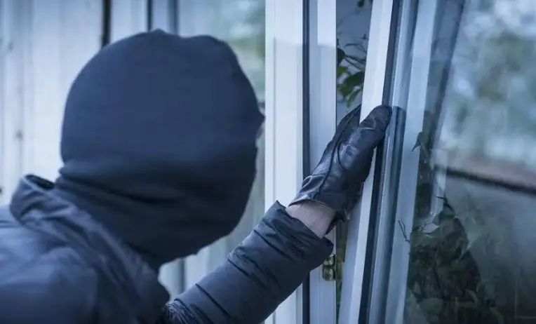 دليلك القانوني لـ حماية حرمة المسكن في الإمارات والخصوصية