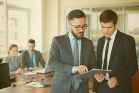 الإدارة القانونية: دليل الشركات للنمو المستدام وتجنب الأزمات