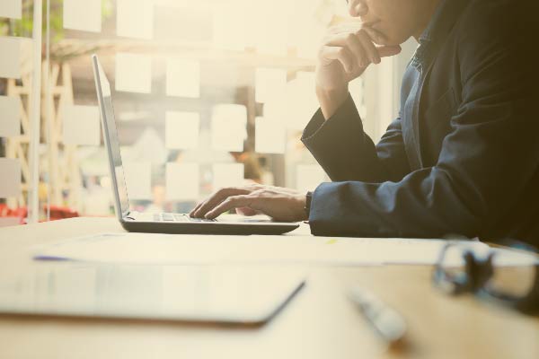 صياغة العقود: فن وعلم يحمي مصالحك القانونية والتجارية