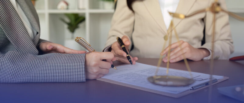 الضرر في الحياة الزوجية: حلول الطلاق للضرر قانونياً وشرعياً