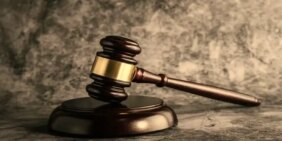 التعويض عن السب والقذف في الإمارات: ضمانة قانونية لكرامتك