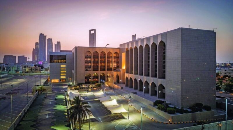 دليل شامل لـ النمو المصرفي في الإمارات وأثره على التنمية
