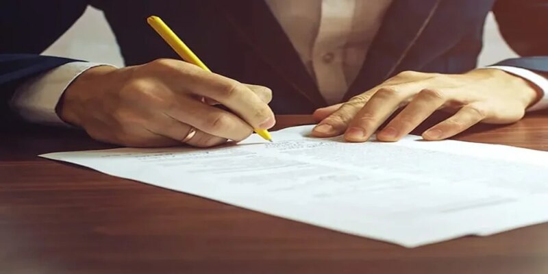 نحو بيئة عمل مثالية: دور صياغة عقد العمل القانوني في الإمارات