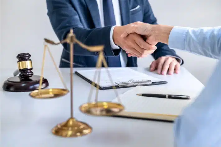 التفاوض والتسوية: مسارات محامي المخدرات لتجنب المحاكمة