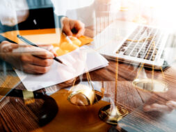 التحكيم: ركيزة أساسية للعدالة الحديثة وحل تحديات الأعمال