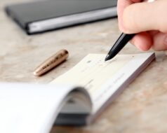 دليل المستفيدين: قانون الشيكات الجديد في الإمارات وسرعة التحصيل