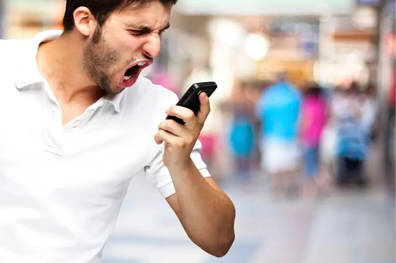 دليل الضحايا: قضايا السب والقذف في الإمارات وكيفية المطالبة بالحقوق